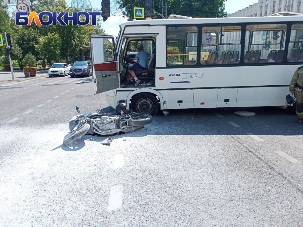 Девушку на байке сбил автобус у администрации Краснодарского края