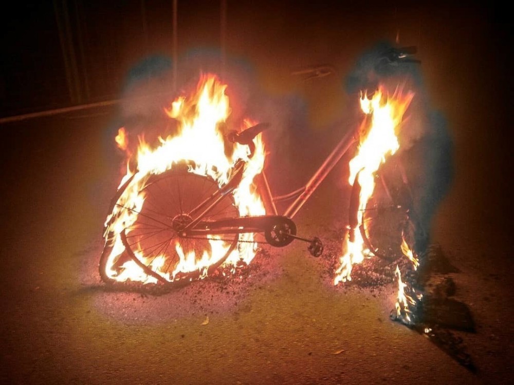 Краснодарцы подожгли шеринговый велосипед ради лайков в Инстаграме