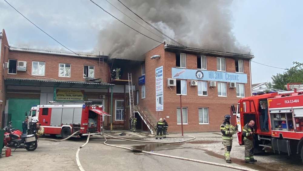 Бизнес-центр в Краснодаре охвачен пожаром