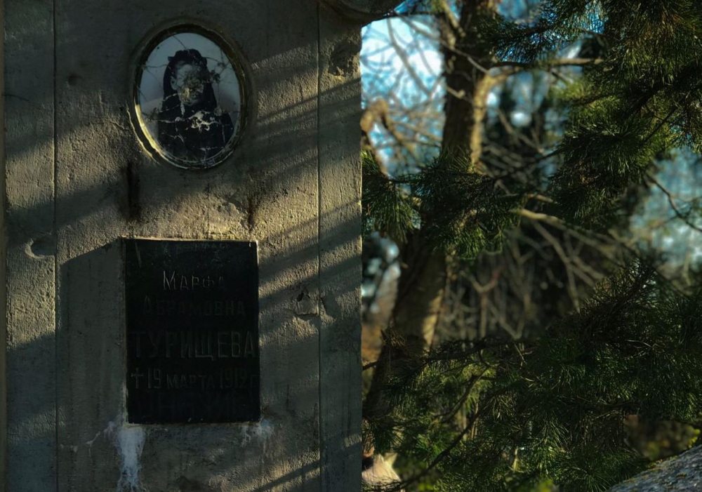 Смотритель кладбища, где захоронена ведьма Марфа в Краснодаре, проводит экскурсии для детей