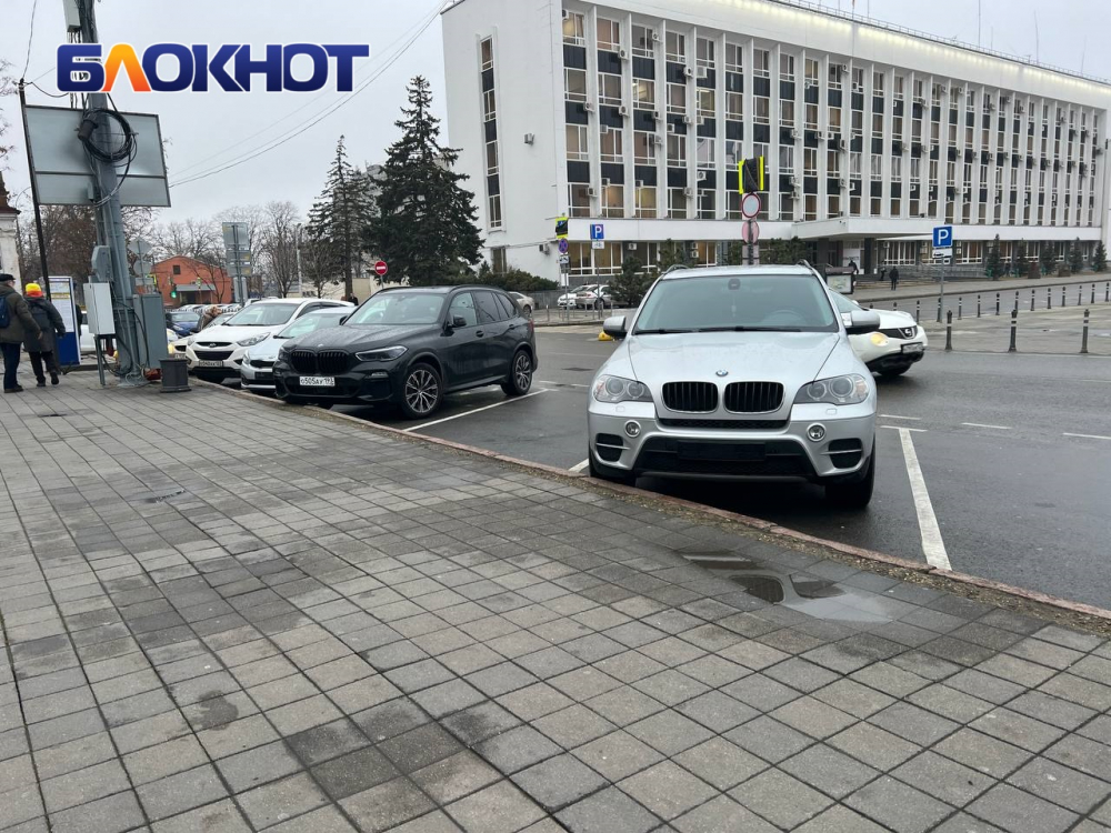 Краснодарские чиновники прячут госномера авто у мэрии после упрёков Евгения Наумова