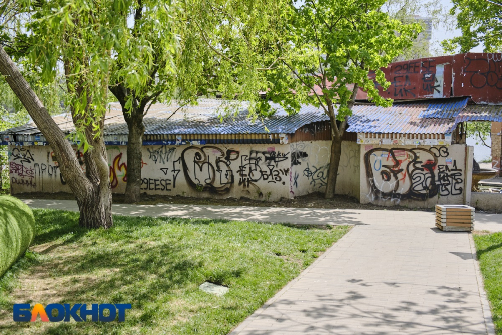 Мэрия Краснодара вновь пообещала убрать граффити вандалов в Дмитриевском сквере