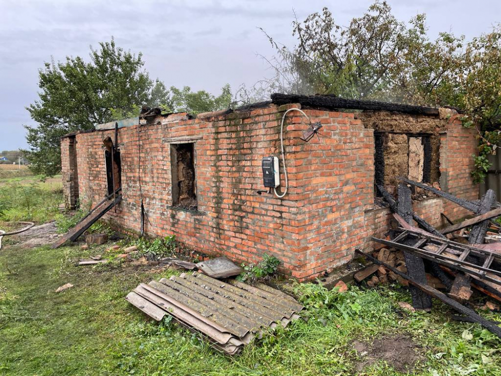 В Краснодарском крае во время крупного пожара в частном доме нашли тело мужчины