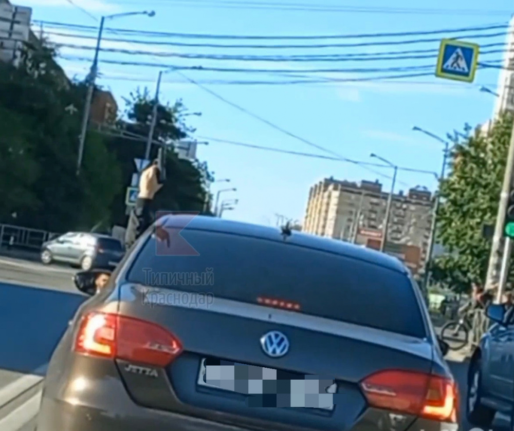 В Краснодаре парень на Volkswagen открыл стрельбу