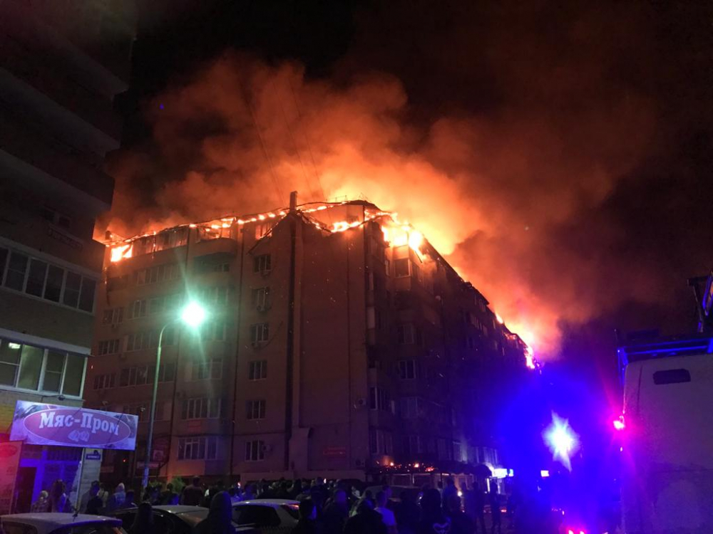 Пожар площадью 4,4 тыс. кв.м. произошел ночью в Краснодаре в жилом доме