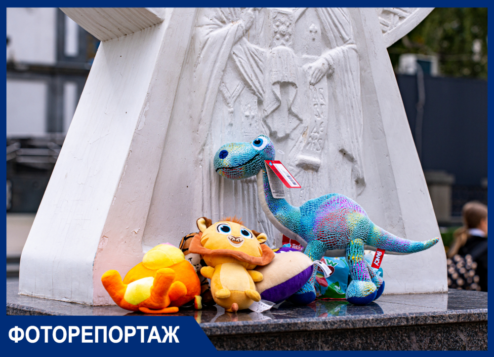 Краснодарские дети несут игрушки к храму в память погибших в Ижевске
