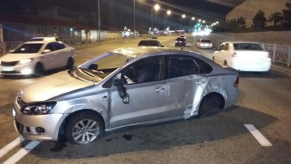 В Сочи машина во время ДТП упала прямо на пассажира