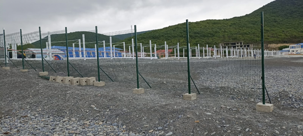 Забор и колючая проволока: в Краснодарском крае детский лагерь «отобрал» территорию пляжа у местных жителей