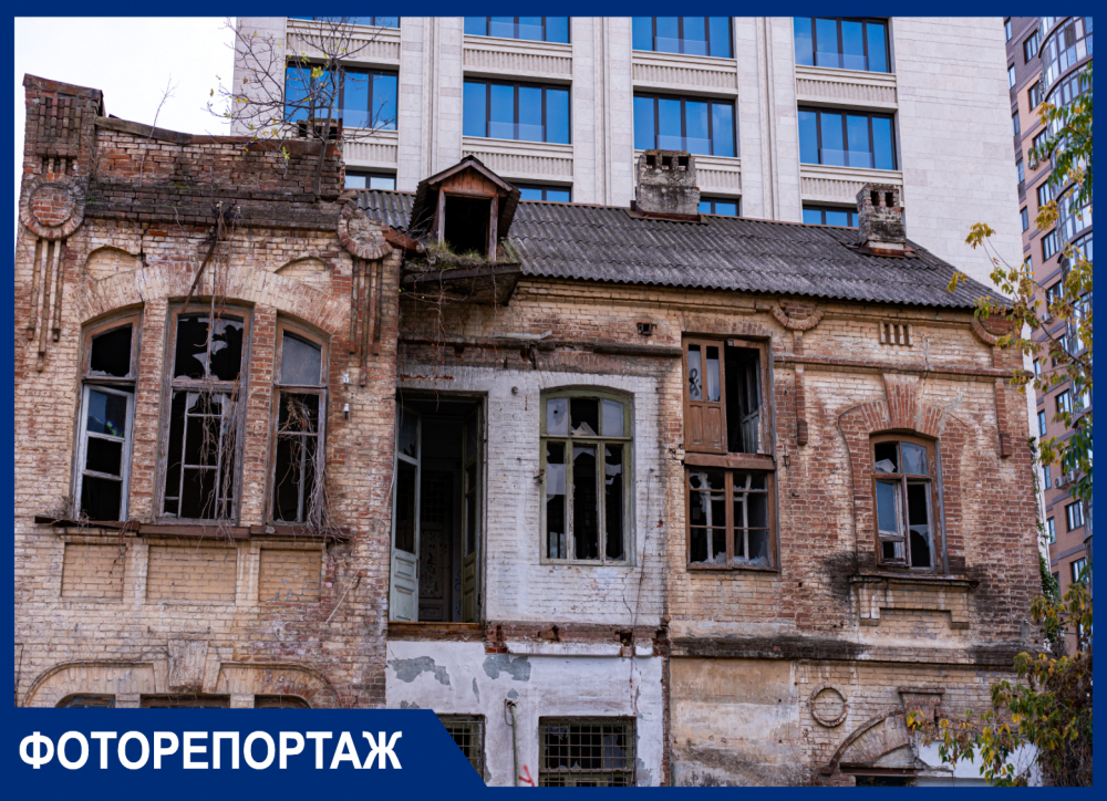 Обвалившаяся плитка, бомжи и граффити: восемь разрушающихся старинных особняков Краснодара