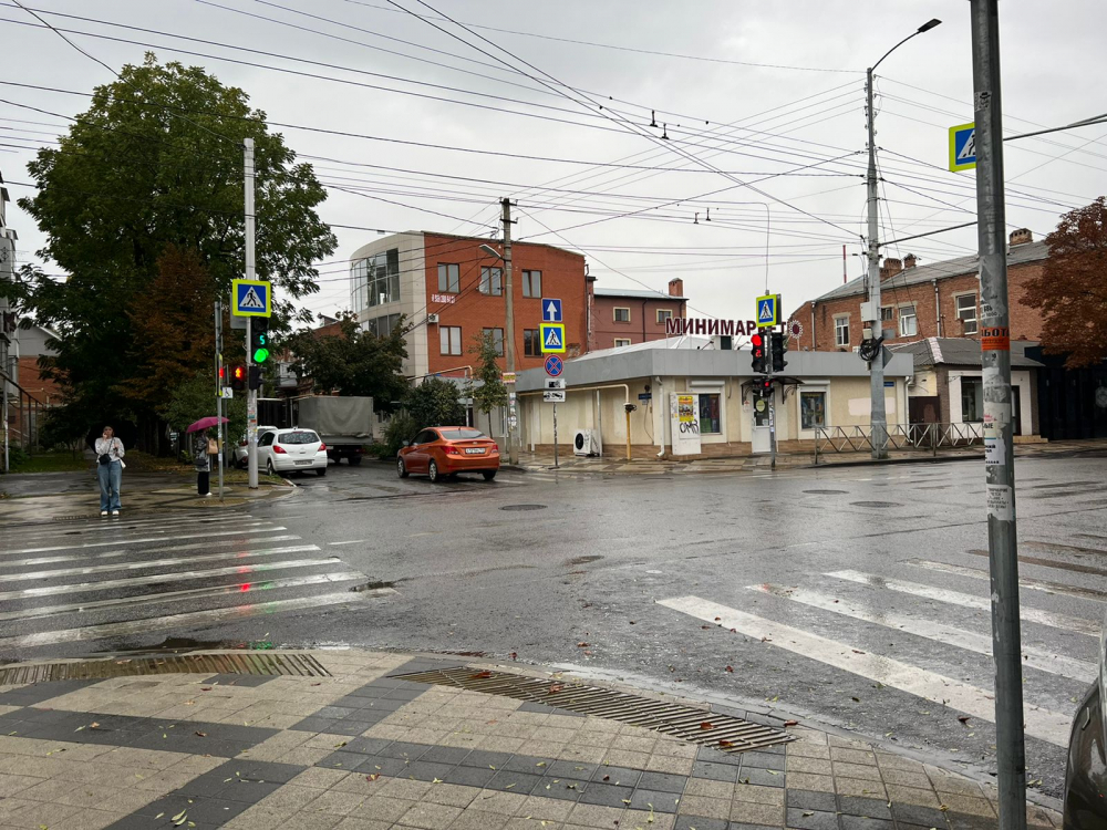 Утепляемся и вооружаемся зонтами: на Краснодар обрушилась непогода