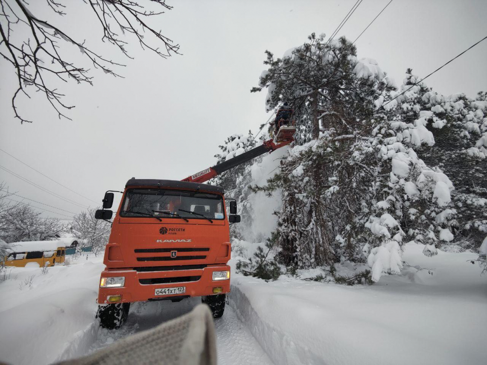 92 бригады энергетиков устраняют последствия сильнейшего в истории метеонаблюдений снегопада на Кубани и в Адыгее