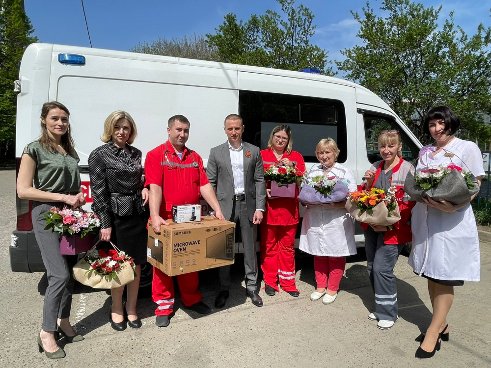 Депутат Андрей Анашкин поздравил работников скорой помощи с профессиональным праздником