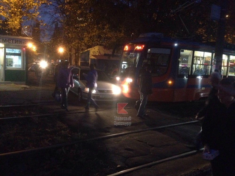 В Краснодаре из-за ДТП с легковушкой встали трамваи