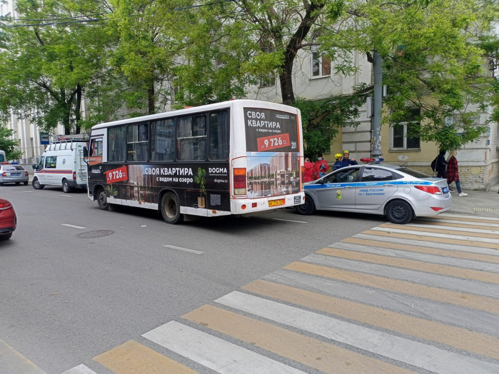 В центре Краснодара автобус насмерть сбил пенсионерку на зебре: фото и видео