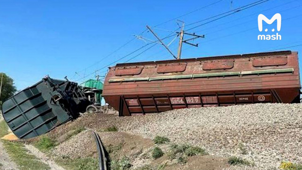 В Крыму после подрыва путей пять вагонов с зерном сошли с рельсов