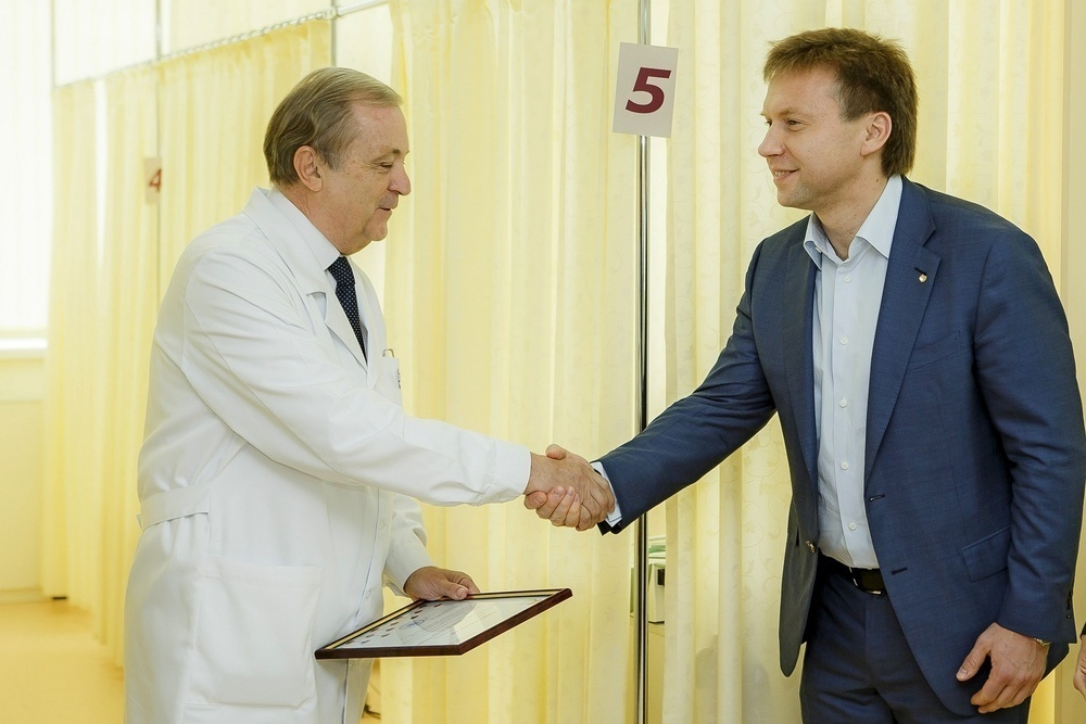 Сбербанк и «Память поколений» вручили краснодарскому госпиталю для ветеранов сертификат на высокотехнологичное физиотерапевтическое оборудование