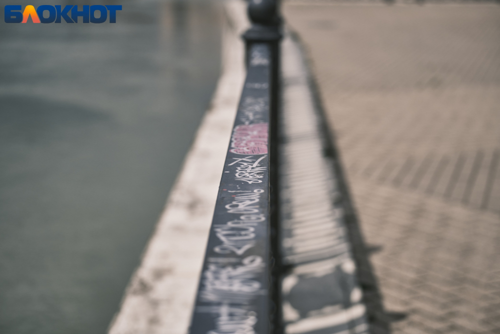 В Краснодаре перекрасят Мост поцелуев из-за вандалов