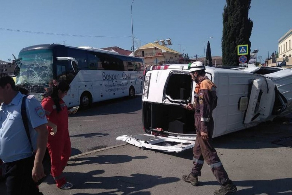 В Краснодар доставили пострадавших в столкновении туристических автобусов