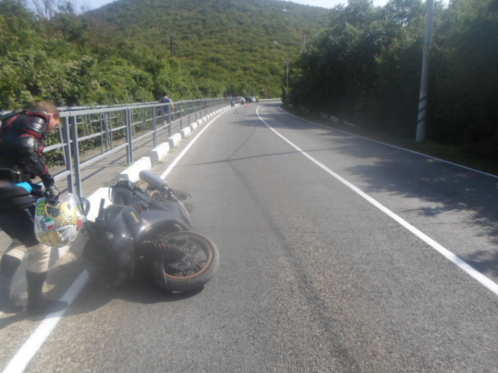 На Кубани мотоциклист разбился насмерть при крутом повороте