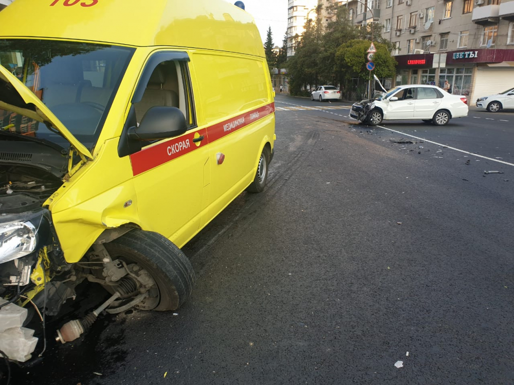 Врезавшийся в машину скорой помощи на Кубани водитель без прав получил трое суток ареста