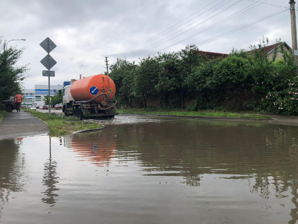 «Надвигается циклон, а Лабинск ещё от прошлого не отошел»: на Кубани продолжают качать воду из затопленных домов