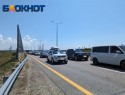 Подъезды к Крымскому мосту погрязли в пробках после нового запрета