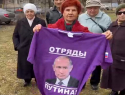 Краснодарские бабки из "Отряда Путина" пообещали подарить майку с президентом за сожжение "Леопардов"