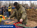 «Мы заставили подонков спрятаться у себя в кабинетах»: сотни человек пришли проститься с погибшими бойцами ЧВК «Вагнер» вопреки запрету властей