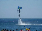 Пролетевшего на флайборде над морем мужчину с флагом ВДВ сняли на видео в Геленджике