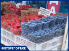На Сенном рынке Краснодара продают голубику за 3000 рублей и клубнику за 600