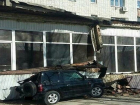 В Краснодаре на внедорожник рухнул бетонный козырек дома
