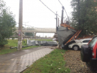  Ураган в Краснодаре сорвал крышу и кинул ее на стоящие машины 