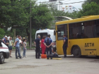 В Краснодаре на водителя упал школьный автобус