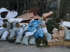 Улицу Есенина в Краснодаре завалили мусором