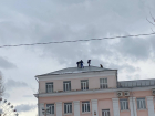 Рабочие без страховки на крыше 4-этажной школы Краснодара попали на видео