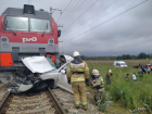 На Кубани два человека стали жертвами поезда, расплющившего легковой автомобиль