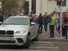  Автохам на «крутой» машине, пытаясь убежать от активистов и полиции в Краснодаре, наехал на ногу мужчине 