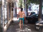 В Краснодаре голый и босой мужчина невозмутимо гулял по улице