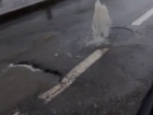 30-сантиметровая яма на спуске в Сочи ломает машины