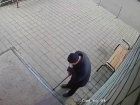 Полиция ищет детей, закидавших бутылками дедушку с палочкой в Краснодаре