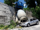  Бетономешалка рухнула со стены на «легковушку» в Сочи 