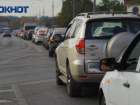 Сотни машин застряли в пробке перед закрытым Крымским мостом