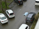 Во дворе краснодарской многоэтажки средь бела дня нашли труп женщины