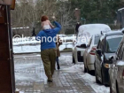 В Краснодаре мужчина вынес на улицу девочку в одном подгузнике и натирал её снегом