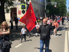 «Батя празднует»: отец Маргариты Симоньян с флагом СССР пришёл на День Победы в Краснодаре 