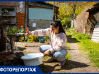 «Живём рядом с мусором и купаемся в тазиках»: в центре Краснодара 20 лет не могут расселить бараки