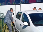 Вадим Евсеев с тренерами «Кубани» передвинули мешавшее авто