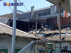 В Краснодаре напротив УМВД загорелся дом: фото и видео