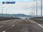 Более 600 автомобилей застряли в очередях перед Крымским мостом