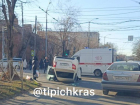 В Краснодаре авто столкнулось со скорой помощью и перевернулось: видео